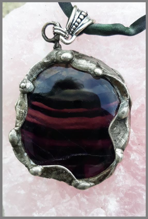 Velký fluoritový medailon-amulet