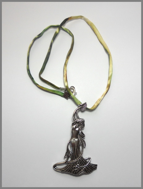 Lesní víla na hnědo zelené hedvábné stužce